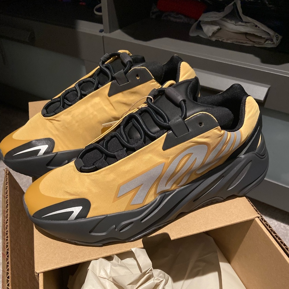 Yeezy Boost 700 MNVN Honey Flux Sz 8